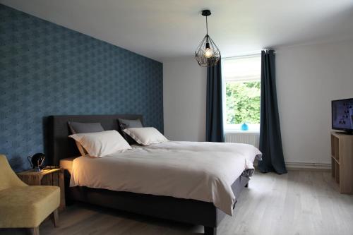 Кровать или кровати в номере Les Lucioles