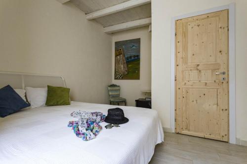 シラクーサにあるRe Bafèのベッドルーム(白いベッド、帽子付)
