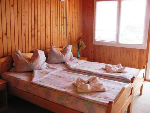 een slaapkamer met 2 bedden en kussens erop bij Hostel White Inn in Costinesti