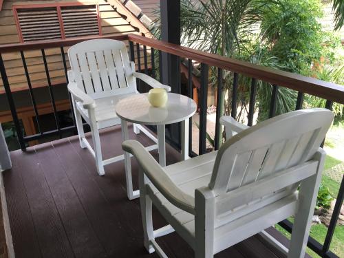 Nan Rim Nam Resortにあるバルコニーまたはテラス