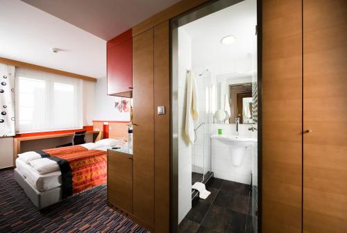 A bathroom at Royal Park Boutique Hotel