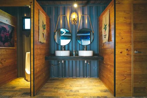 美濃區的住宿－菸城民宿，浴室的架子上装有三面镜子