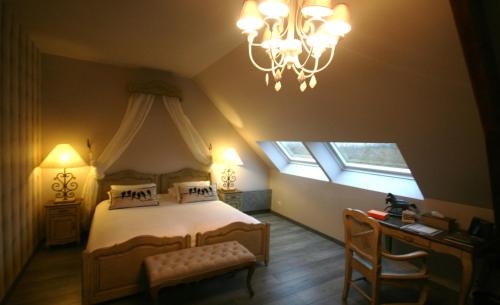 Säng eller sängar i ett rum på Le Prieuré Chambres d'hôtes