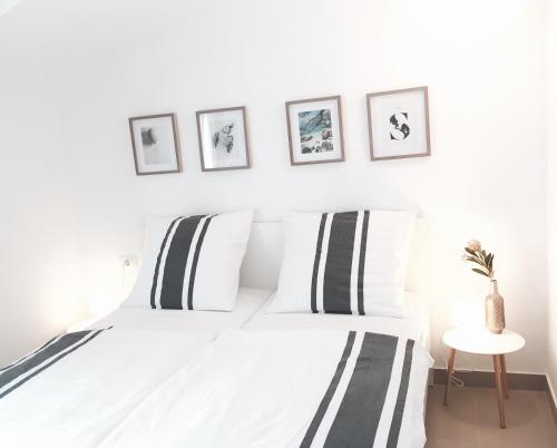 En eller flere senge i et værelse på Apartmani Zivaljic