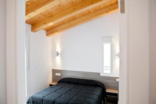 ein Schlafzimmer mit einem schwarzen Bett in einem Zimmer in der Unterkunft Hostal Central in Fuente-Álamo