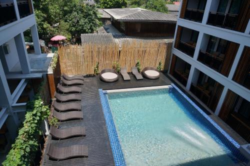 Bazén v ubytování SugarCane Chiang Mai nebo v jeho okolí