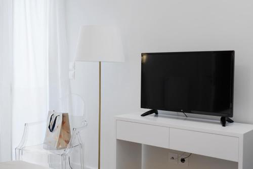 アテネにあるLux Central Apt at Kolonaki Areaの白いエンターテイメントセンターの上に座って薄型テレビを設置