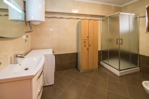 een badkamer met een wastafel en een douche bij Apartman Slavko in Krk