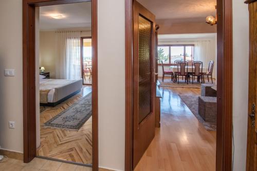 een kamer met een deur naar een slaapkamer bij Apartman Slavko in Krk