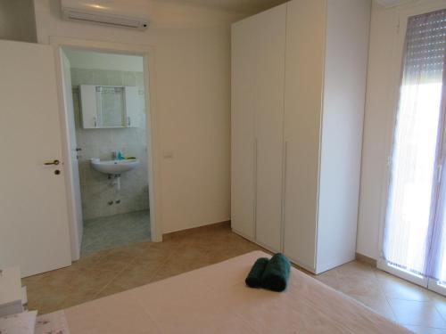een badkamer met een wastafel en een toilet in een kamer bij Appartamento l'Ulivo in Gradara