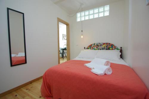 um quarto com uma cama com duas toalhas em My Mouraria Suites em Lisboa