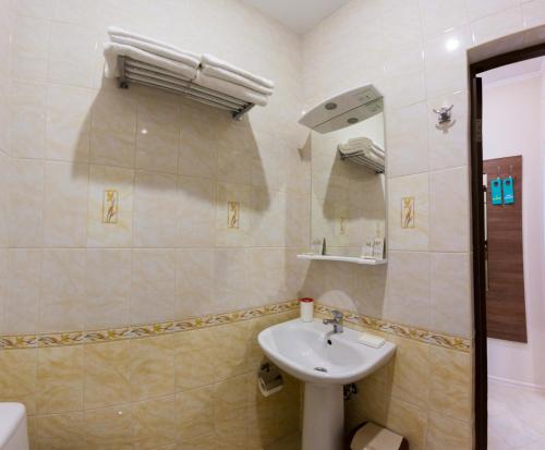 Kupatilo u objektu Kedrovaya Roscha Hotel