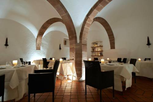 Ein Restaurant oder anderes Speiselokal in der Unterkunft Kloster Hornbach 