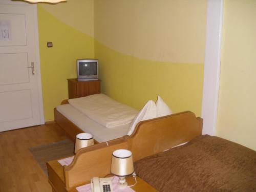 a small room with a bed and a small tv at Eisenerzer Hof in Eisenerz