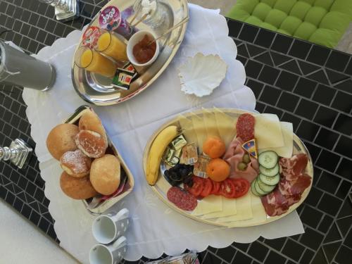 een tafel met borden eten op een tafel bij Apartment Juric in Trogir