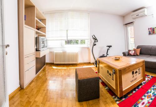 een woonkamer met een bank en een tafel bij Apartment 33 in Belgrado
