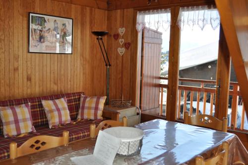 un salon avec un canapé et une table dans l'établissement Petit HAUTLIEU, aux Saisies