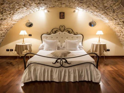 - une chambre avec un grand lit et deux lampes dans l'établissement Hotel Lieto Soggiorno, à Assise