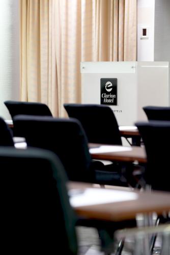 a classroom with desks and chairs in a room at Home Hotel Aurora in Tromsø