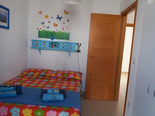 サンタ・マリア・アル・バーニョにあるCasa Lisettaの小さなベッドルーム(ベッド1台、木製のドア付)