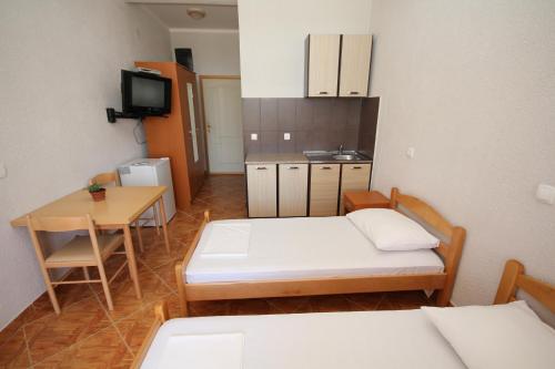 Ein Bett oder Betten in einem Zimmer der Unterkunft Apartments DEA