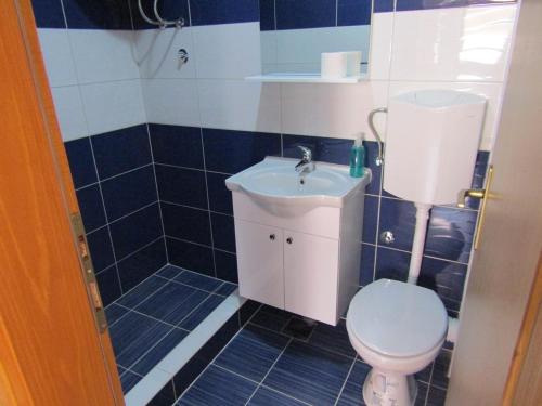 Un baño de Apartment and rooms Konak