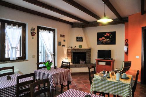 una sala da pranzo con 2 tavoli e un camino di Casalventodimare e Tramontana a Montalto di Castro