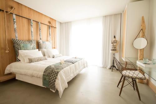 um quarto com uma cama grande e uma cadeira em Aelia Wellness Retreat em Nicósia