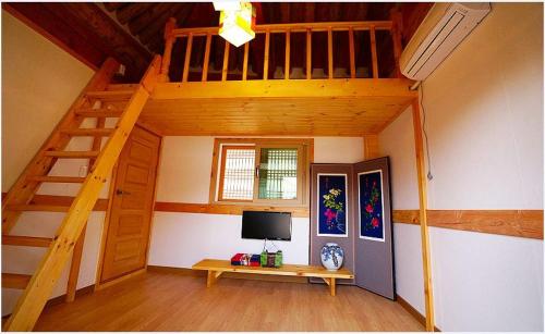 TV a/nebo společenská místnost v ubytování The Mumum Guesthouse