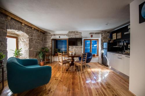 uma cozinha e sala de estar com mesa e cadeiras em Old House em Vodice