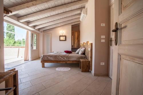 a bedroom with a bed and a large window at Casa Al Fiume in Ponti Sul Mincio