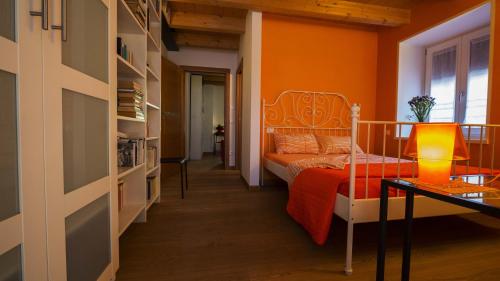 1 dormitorio con 1 cama y 1 mesa con lámpara en B&B Al Gatto Nero, en Borgo