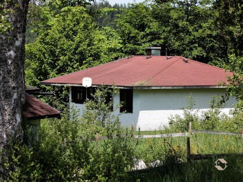 une maison blanche avec un toit rouge et une clôture dans l'établissement Ferien- & Freizeitpark Grafenhausen, à Grafenhausen