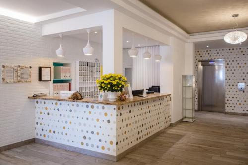 a store with a counter with flowers on it at Hotel Speranza in Lido di Jesolo