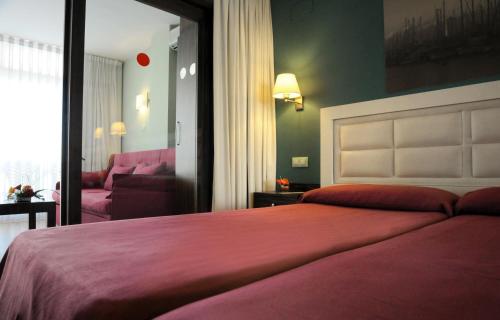 Een bed of bedden in een kamer bij Evenia Olympic Palace
