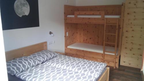 Postel nebo postele na pokoji v ubytování Haus Fliri