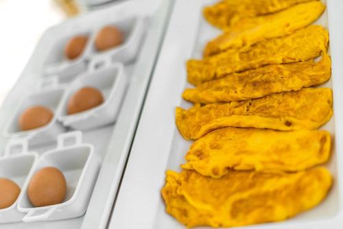 een open koelkast met eieren in de deur bij Hotel Corinna in Rimini