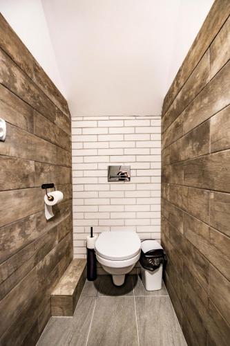 a bathroom with a toilet in a room at Zielona Przystań in Manasterz