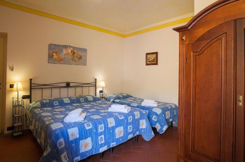 a bedroom with two beds in a room at Agriturismo Il Piastrino in Vinci