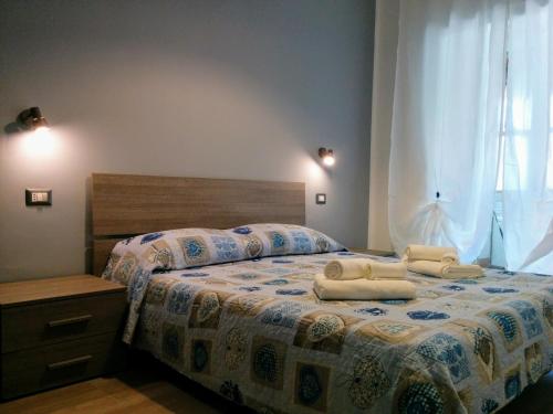 アグローポリにあるSweet Home Cilentoのベッドルーム1室(ベッド1台、タオル2枚付)