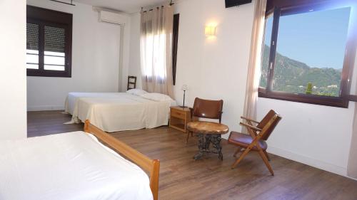 モリアニ・プラージュにあるHotel Costa Verdeのベッド2台と窓が備わるホテルルームです。