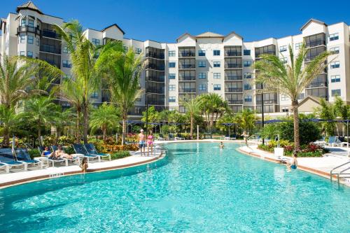 Bazén v ubytování The Grove Resort & Water Park Orlando nebo v jeho okolí
