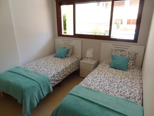 - 2 lits dans une chambre avec 2 fenêtres dans l'établissement Apartament Lazurowy, à San Pedro del Pinatar