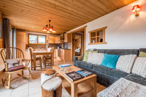 un salon avec un canapé et une table dans l'établissement Appartement Midi Romand proche Morzine, à Essert-Romand