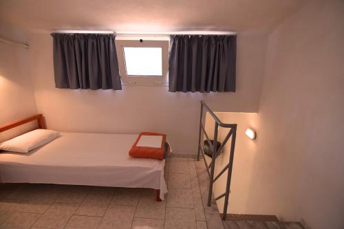 a small room with a bed and a window at Villa Stegiovana in Stavros