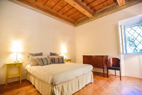 ein Schlafzimmer mit einem Bett, einer Kommode und einem Fenster in der Unterkunft Villa San Dalmazio splendida appena 5km dal centro in Siena