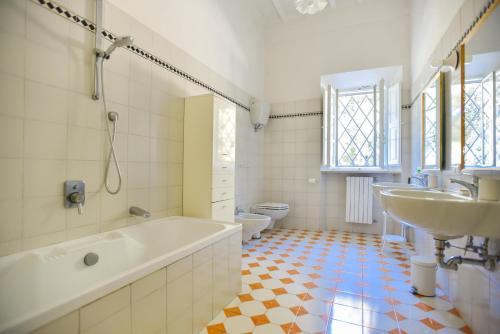 Ein Badezimmer in der Unterkunft Villa San Dalmazio splendida appena 5km dal centro