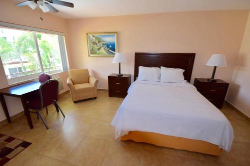 Postel nebo postele na pokoji v ubytování Surf Side Resort