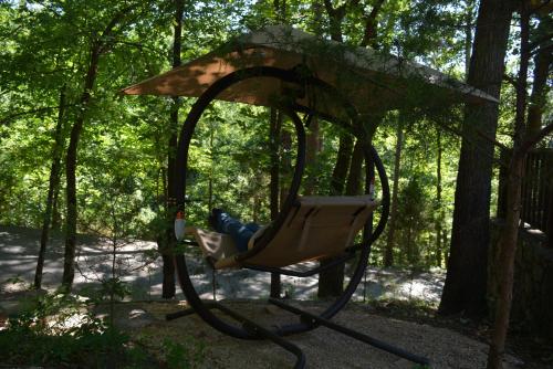 Ein Garten an der Unterkunft The Woods Cabins