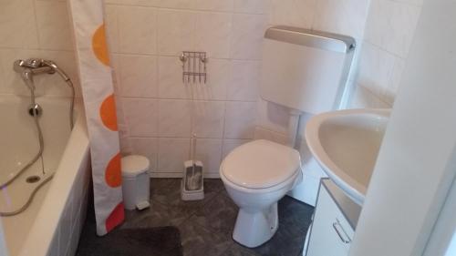 a small bathroom with a toilet and a sink at Baunaeck in Baunatal